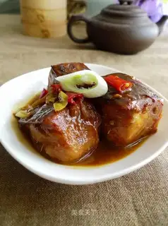 Hot and sour fish cubes with pickled pepper
