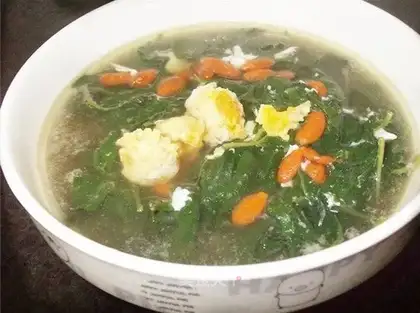 Lycium barbarum leaf rolled salted egg soup