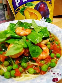 Spaghetti with fresh shrimp and green beans in tomato sauce