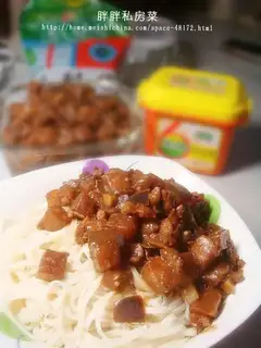 Mung bean noodles with diced eggplant meat sauce