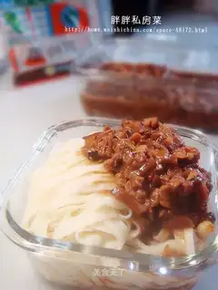 Noodles with mushroom and diced pork with fried sauce