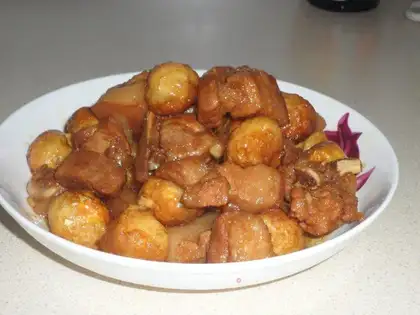 Roasted pork with quail eggs