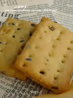 Shallots and sesame seeds soda biscuits
