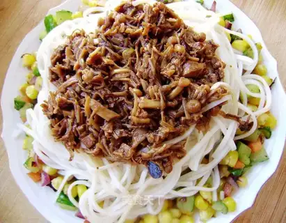 Vegetarian stir-fried noodles with corn kernels
