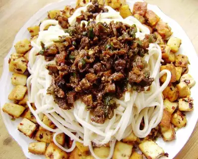 Spicy stir-fried tofu noodles with bean paste