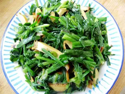 stir-fried dried bean curd with leeks