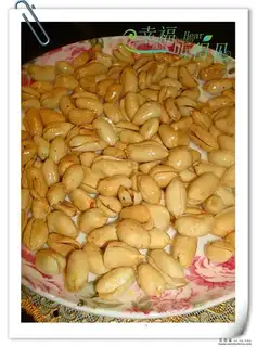 Roasted peanuts with salt and pepper