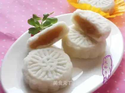 Ice-skinned lotus paste mooncake