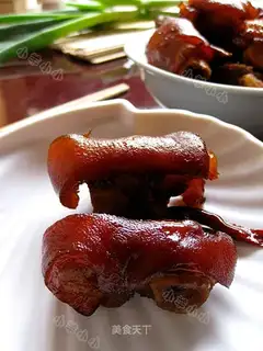 braised pork trotters