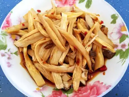 The cold hands tore the apricot mushrooms