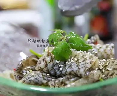 Spicy and cold fish skins