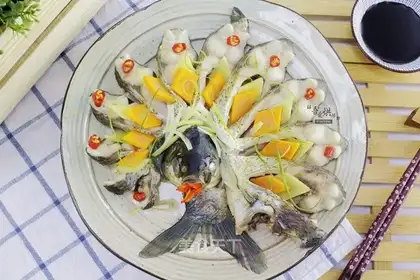 Peacock open-screen fish