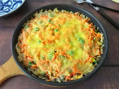 Egg noodles pizza