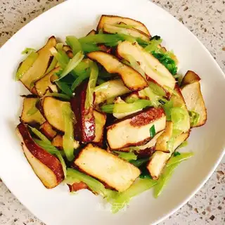 Celery fried dry