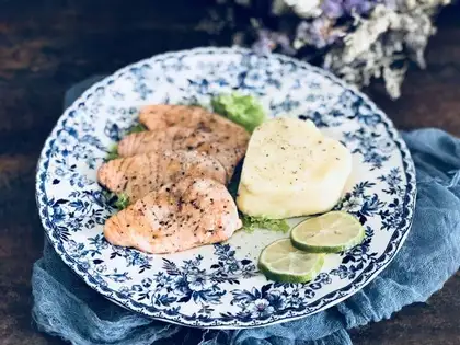 Fried salmon with mashed potatoes