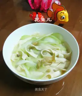 Squeeze the dishes and cut the noodles