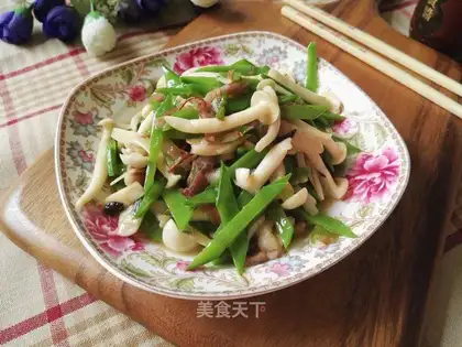 White mushrooms. Dutch beans
