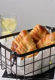 Coconut leaf-shaped bread