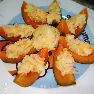 Steaming pumpkins with gravy potatoes
