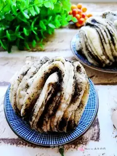 Black sesame roll