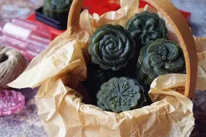 Peach Mountain Mooncake