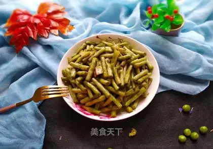 The green pepper, the white beans