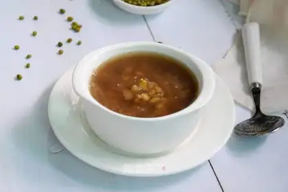 Silver ear green bean soup