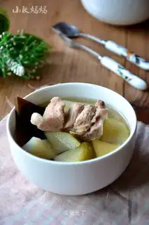 The radish seaweed soup