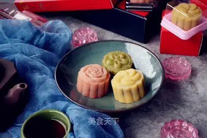 Peach and peach mooncake