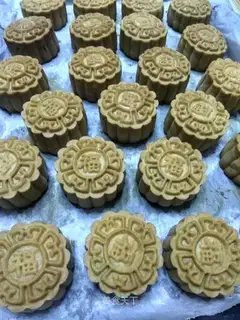 A wide moon cake