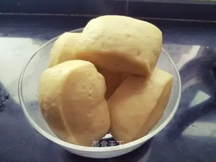 A corn knife to cut a bun