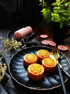 Bean-saloon mooncake