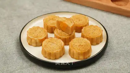 A wide moon cake