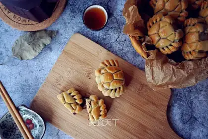 Crab moon cake