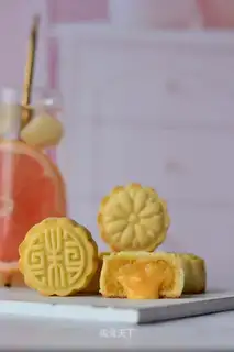 A yellow-haired moon cake