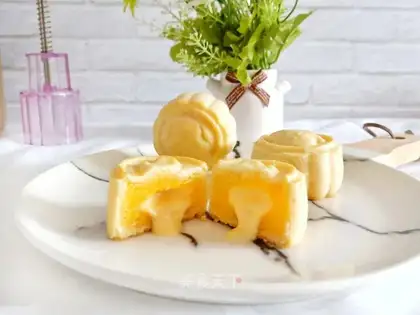 A yellow-haired moon cake