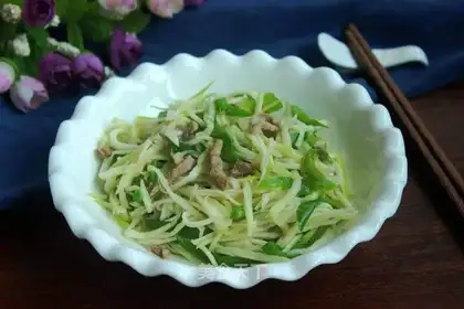 Green peppers with white fried meat