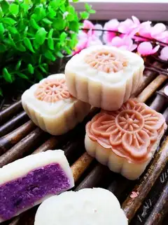 Spam-coloured mooncake