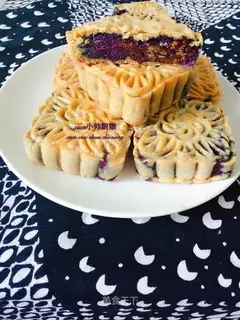 Red bean moon cake