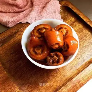 Burn the tail of a pig