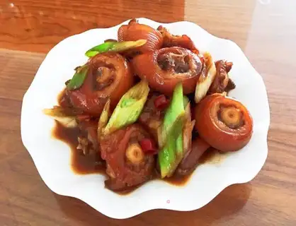 Piggy-tailed onions