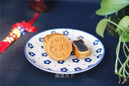 A broad black sesame moon cake