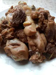 Monkey mushrooms, chicken legs
