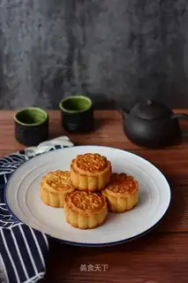 Classic lunar cake