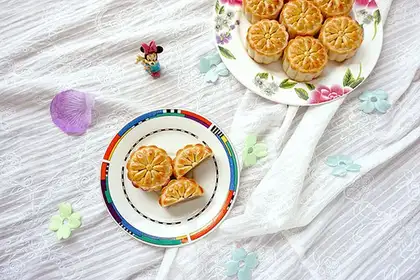 Milk and chestnut mooncake