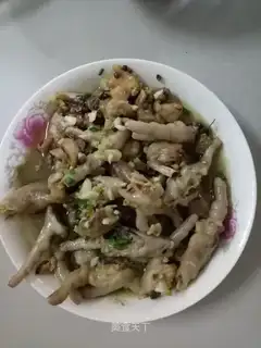 Fresh chicken claws