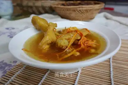 The white vermin weed stewed pheasant