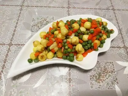 Fresh Lotus makes peas