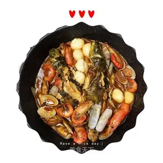 A pot of fresh seafood