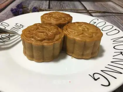A wide moon cake